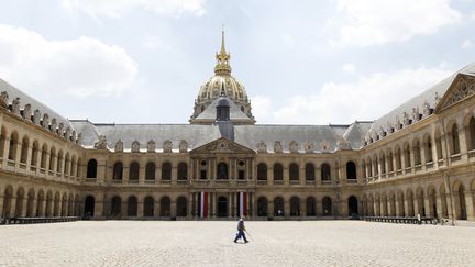 La cour des&nbsp;Invalides, à Paris, le 23 juin 2010. (PATRICK KOVARIK / AFP)