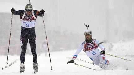 Le Norv&eacute;gien Svendsen et le Fran&ccedil;ais Fourcade sur la ligne d'arriv&eacute;e de la mass-start de biathlon, le 18 f&eacute;vrier 2014. (ODD ANDERSEN / AFP)