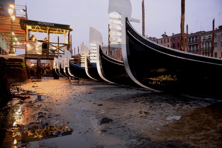 Des gondoles dans un canal sec, à Venise (Italie), le 31 janvier 2018. (MARCO SABADIN / AFP)