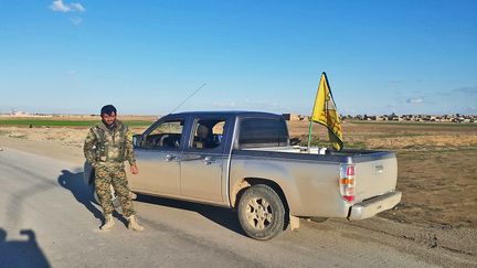 &nbsp; (Un combattant kurde près de la ville de Qamishli, à moins de 300 kilomètres au nord-est de Raqqa. Les combattants n’ont cessé d’avancer jusqu’à parvenir aujourd'hui à 40 km au nord de la capitale autoproclamée de Daech © Radio France / Omar Ouahmane)