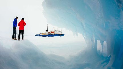 Le "MV&nbsp;Akademik Chokalsky", pris dans les glaces de l'Antarctique, le 31 d&eacute;cembre 2013. (ANDREW PEACOCK / AP / SIPA)