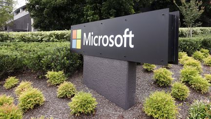 Le logo de Microsoft devant des bureaux du groupe à Sidney (Australie), le 3 février 2022. (RICK RYCROFT / AP / SIPA)