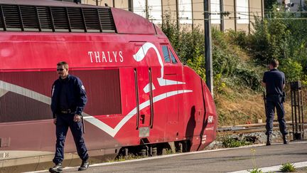 Des enquêteurs inspectent le Thalys à Arras (Pas-de-Calais) après une attaque qui visait des passagers, le 22 août 2015. (PHILIPPE HUGUEN / AFP)