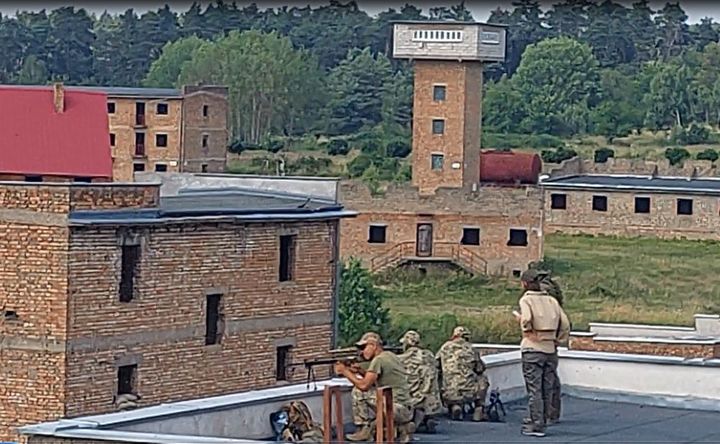 Ukrainian soldiers practice sniper fire at a training center in Poland.  (ÉRIC BIEGALA / RADIO FRANCE)