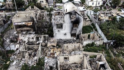 Des maisons détruites à Irpin, en Ukraine, le 23 juin 2022. (METIN AKTAS / ANADOLU AGENCY / AFP)