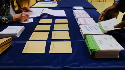 Des bulletins dans un bureau de vote de Chelles (Seine-et-Marne), le 22 mars 2015. (ERIC BARBARA / CITIZENSIDE.COM / AFP)