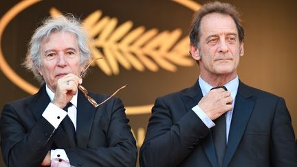 Jacques Doillon (à gauche) et Vincent Lindon, prix d'interprétation masculine l'an dernier avec "La loi du marché", en haut des marches pour la présentation de "Rodin", biopic sur l'illustre sculpteur. 
 (Alberto Pizzoli / AFP)