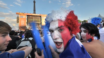 Des supporteurs fran&ccedil;ais regardent le match opposant la France &agrave; l'Urugay, &agrave; Paris, lors de la Coupe du monde de football, le 11 juin 2010. (BERTRAND LANGLOIS / AFP)