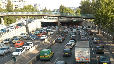 Selon une &eacute;tude r&eacute;alis&eacute;e par le fournisseur d'infos trafic Inrix et d&eacute;voil&eacute;e mardi 14 octobre 2014,&nbsp;les embouteillages co&ucirc;tent, chaque jour, 46 millions d'euros en France. (JEAN AYISSI / AFP)