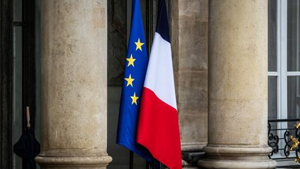 Les drapeaux français et européen sur le parvis de l'Elysée, en mai 2022. (XOSE BOUZAS / HANS LUCAS)