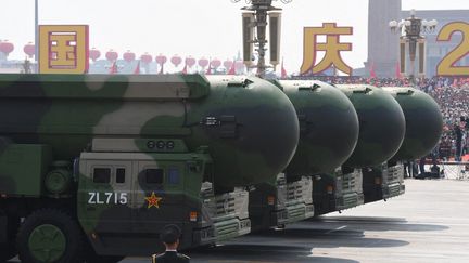 Eine chinesische atomwaffenfähige Interkontinentalrakete DF-41 während einer Militärparade auf dem Platz des Himmlischen Friedens in Peking, China, auf einem Aktenfoto, aufgenommen am 1. Oktober 2019 zum Gedenken an den 70. Jahrestag der Gründung der Volksrepublik China. (GREG BAKER / AFP)