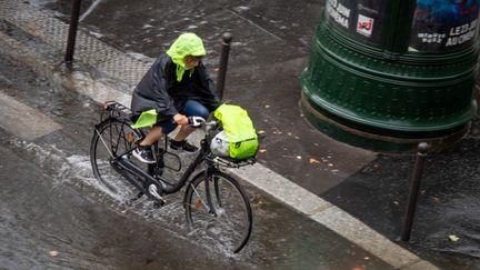 Des rues inondées à Paris après le passage d'un orage, le 19 juin 2021. (CARINE SCHMITT / HANS LUCAS / AFP)