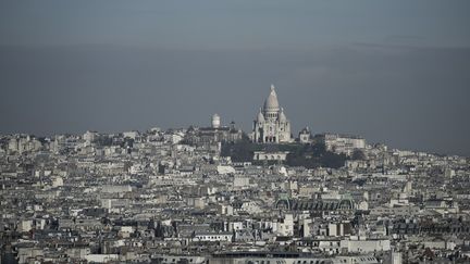 La Sacré Coeur à Paris lors d'un pic de pollution, le 14 mars 2017.&nbsp; (PHILIPPE LOPEZ / AFP)