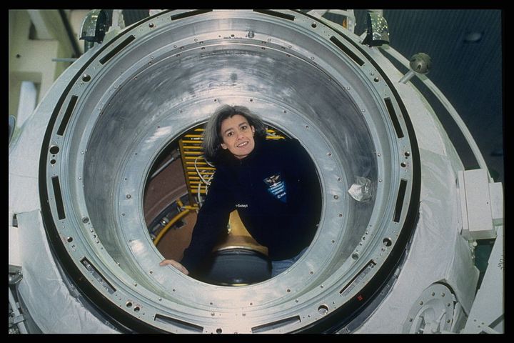 Claudie André-Deshays, épouse Haigneré, scientifique, spationaute et femme politique française, présidente d'Universcience à Paris entre 2010 et 2015, puis conseillère auprès du directeur général de l'Agence spatiale européenne. Ici à l'entraînement dans l'ISS à Moscou en 2000. (ALAIN NOGUES / SYGMA / GETTY IMAGES)