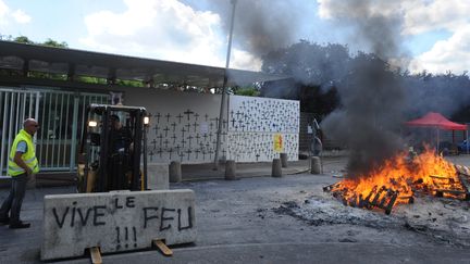 Un piquet de grève devant une usine de la Seita le 29 mai 2014 à Carquefou (Loire-Atlantique). (JEAN-FRANCOIS MONIER / AFP)