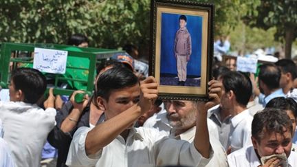 Un Pakistanais endeuillé à Quetta au lendemain de l'attentat-suicide anti-chiite qui a fait près de soixante morts. (AFP)