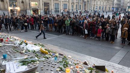 Des centaines de personnes rendent hommage aux victimes des attentats terroristes de Paris, dimanche 15 novembre place des Terreaux à Lyon. (MAXPPP)