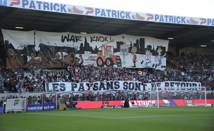 La banderole d&eacute;ploy&eacute;e par les supporters de Guingamp lors de la r&eacute;ception de l'Olympique de Marseille, le 11 ao&ucirc;t 2013.&nbsp; (DAMIEN MEYER / AFP)