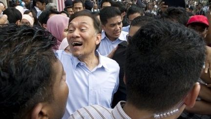 Anwar Ibrahim, au milieu de ses partisans le 9 janvier 2012, vient d'apprendre qu'il est acquitté (AFP - Saeed Khan)