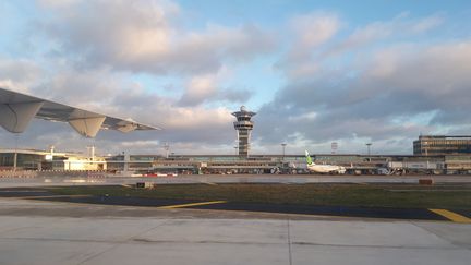 Vue de la tour de contrôle de l'aéroport Paris-Orly, depuis l'intérieur d'un avion sur le tarmac. Paris, 4 mars 2019. (NATHALIE COL / FRANCE-BLEU LIMOUSIN)