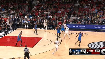 Le joueur d'OKC Taj Gibson va réussir un tir improbable