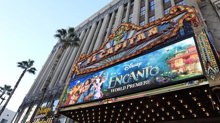 L'affiche de "Encanto" pour la première mondiale du film des studios Walt Disney à Los Angeles (Californie), le 3 novembre 2021. (NINA PROMMER / EPA)