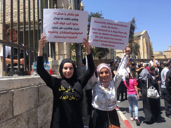 Deux manifestantes brandissent des pancartes&nbsp;devant l'entrée du tribunal de Jérusalem en soutien aux&nbsp;familles de Silwan, menacées d'expulsion, le 26 mai 2021. (FARIDA NOUAR / RADIO FRANCE)