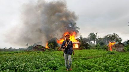 devant un village incendié près de Sittwe.

De 1824 à 1826, lors de la première guerre entre l’empire britannique et la Birmanie, les Rohingyas sont supplétifs dans l’armée britannique et considérés comme des traitres par les indépendantistes birmans.

Après la Seconde guerre mondiale, ils soutiennent de nouveau les Anglais face aux Birmans, qui ne leur pardonneront jamais. En 1948, la Birmanie retrouve son indépendance et les Rohingyas sont alors rejetés et persécutés. (REUTERS/Reuters Staff)