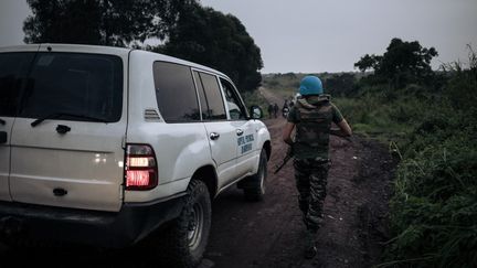 Un Casque bleu de la Monusco escorte une ambulance non loin du village de Kibumba dans le Kivu, là où&nbsp;Luca Attanasio, ambassadeur d'Italie en République démocratique du Congo, a été tué le 22 février 2021. (ALEXIS HUGUET / AFP)