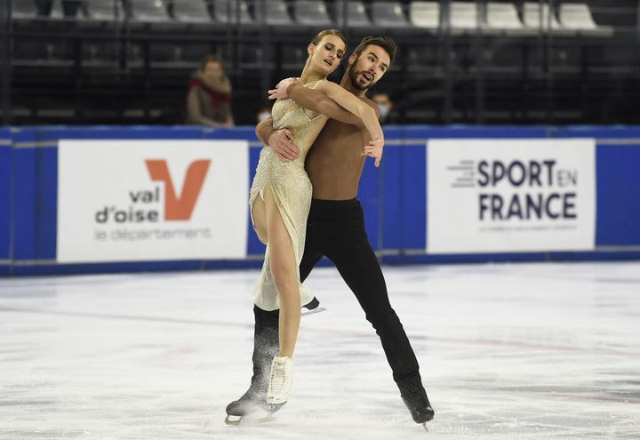 Les danseurs Gabriella Papadakis et Guillaume Cizeron&nbsp;lors des championnats de France de patinage artistique, le 18 décembre 2021 à Cergy-Pontoise. (HERVIO JEAN-MARIE / AFP)