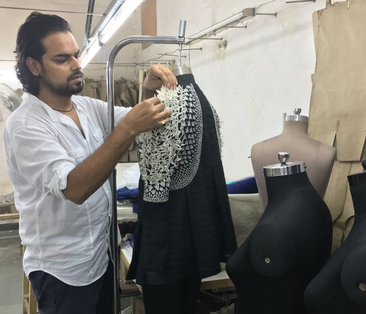 Le créateur indien Rahul Mishra dans son atelier lors de la préparation de la collection printemps-été 2017
