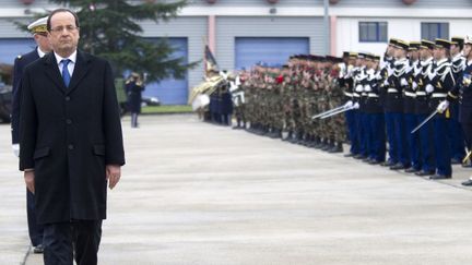 Le pr&eacute;sident Fran&ccedil;ois Hollande passe en revue les troupes du 12e r&eacute;giment de la base d'Olivet, pr&egrave;s d'Orl&eacute;ans (Loiret) &agrave; l'occasion des v&oelig;ux de nouvelle ann&eacute;e, le 9 janvier 2013. (JACQUES BRINON / POOL)