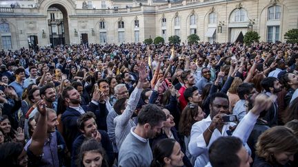 La foule allonge le cou pour apercevoir le président. (CHRISTOPHE PETIT TESSON / AFP)