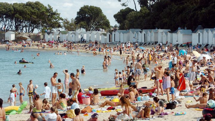 Des personnes profitent d'une plage à Noirmoutier-en-L'Ile. Photo d'illustration. (FRANK PERRY / AFP)