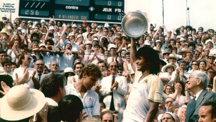 Yannick Noah lors de la cérémonie de la remise des trophées après sa victoire à Roland-Garros, le 5 juin 1983. (AFP)