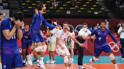 La joie de l'équipe de France de volley, sacrée championne olympique face au Comité olympique russe, samedi 7 août. (YURI CORTEZ / AFP)