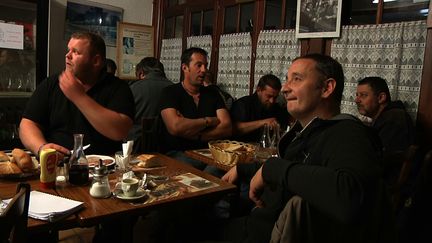 Pascal (à droite) et "ses hommes" dans son routier à Coulonges-les sablons (61). (HP)