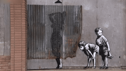 Depuis près de trente ans, Bansky fait parler les murs mais reste muet sur son identité
 (France 2 Culturebox)