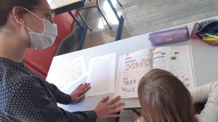 Une enseignante et une élève dans une école à Bayon (Meurthe-et-Moselle). (THIERRY COLIN / FRANCE-BLEU SUD LORRAINE)