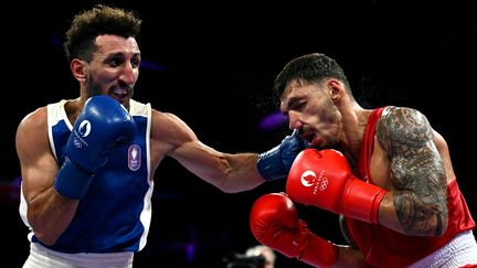 Sofiane Oumiha lors de son combat victorieux contre Richard Kovacs en quart de finale des moins de 63,5 kg de la compétition de boxe aux JO le 1er août. (MOHD RASFAN / AFP)