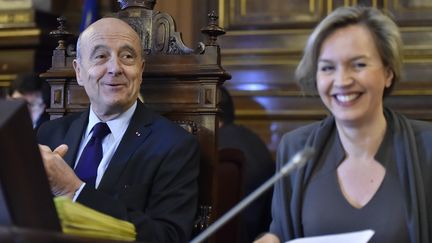 Le maire de Bordeaux, Alain Juppé, et Virginie Calmels, sa première adjointe, le 6 mars 2017 à Bordeaux (Gironde). (GEORGES GOBET / AFP)