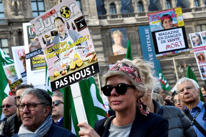 Des salariés de Mondadori France manifestent contre le rachat de leur groupe par Reworld Media, à Paris, le 18 octobre 2018. (BERTRAND GUAY / AFP)