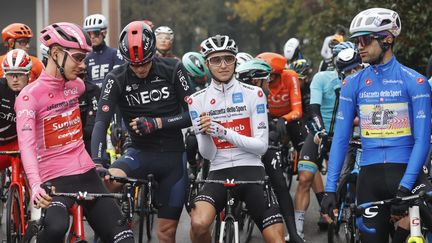 De gauche à droite : Wilco Kelderman, Rohan Dennis, Jai Hindley et Ruben Guerreiro avant le départ de la 19e étape raccourcie sur le Giro. (LUCA BETTINI / AFP)