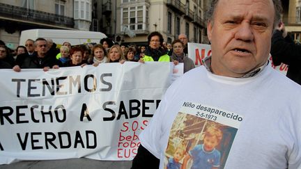 Affaire des enfants volés du franquisme. Manifestation à Vitoria en Espagne, le 27 janvier 2012, des familles de bébés disparus. (MAXPPP)