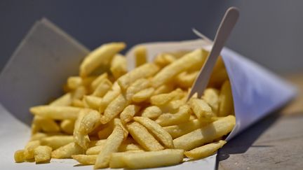 Une portion de frites dans un emballage papier. Photo d'illustration. (DIRK WAEM / MAXPPP)