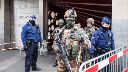 L'armée et la police à l'entrée d'une station de métro de Bruxelles (Belgique), le 23 mars 2016. (KEVIN VAN DEN PANHUYZEN / NURPHOTO / AFP)