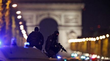 Policiers en faction sur l'avenue des Champs-Elysées à Paris le 20 avril 2017. (REUTERS - Christian Hartmann )