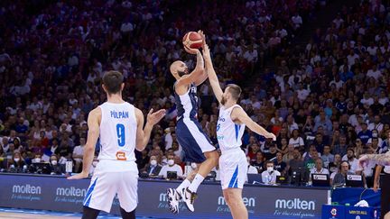 Evan Fournier lors de la rencontre de qualification à la Coupe du monde 2023 contre la République tchèque, à Paris, le 24 août 2022. (ANN-DEE LAMOUR / AFP)