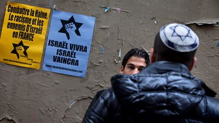 Des membres de la Ligue de d&eacute;fense juive photographi&eacute;s dans la rue des Rosiers &agrave; Paris, le 17 octobre 2010. (MAXPPP)