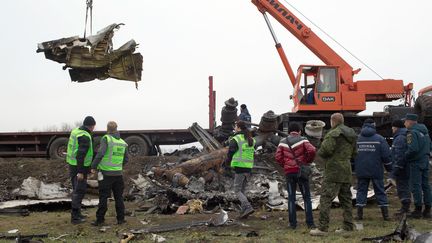 Les restes du vol MH17 sont collectés à Gabrove, en Ukraine, le 16 novembre 2014. (MENAHEM KAHANA / AFP)